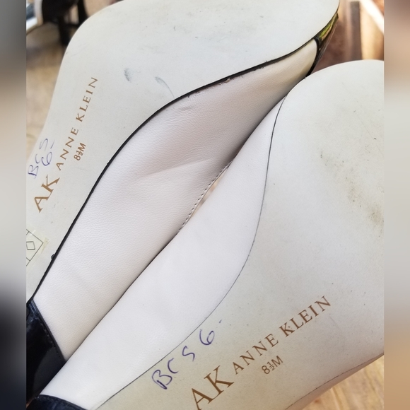 Size 8.5 Spectator High Heel Shoes Anne Klein Ladies Peak Toe White Black Formal - Picture 5 of 10